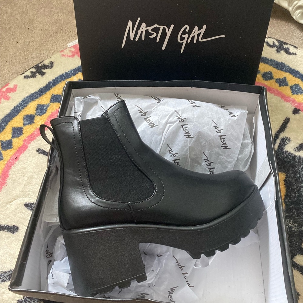Black chelsea chunky boots